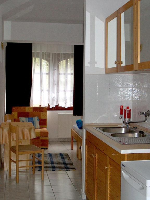 Roza Hotel Es Apartmanhaz Esztergom Ruang foto