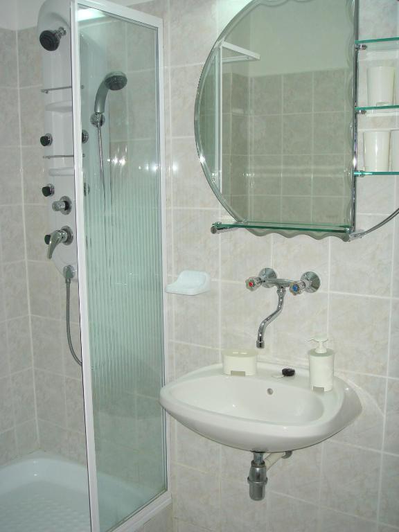 Roza Hotel Es Apartmanhaz Esztergom Ruang foto