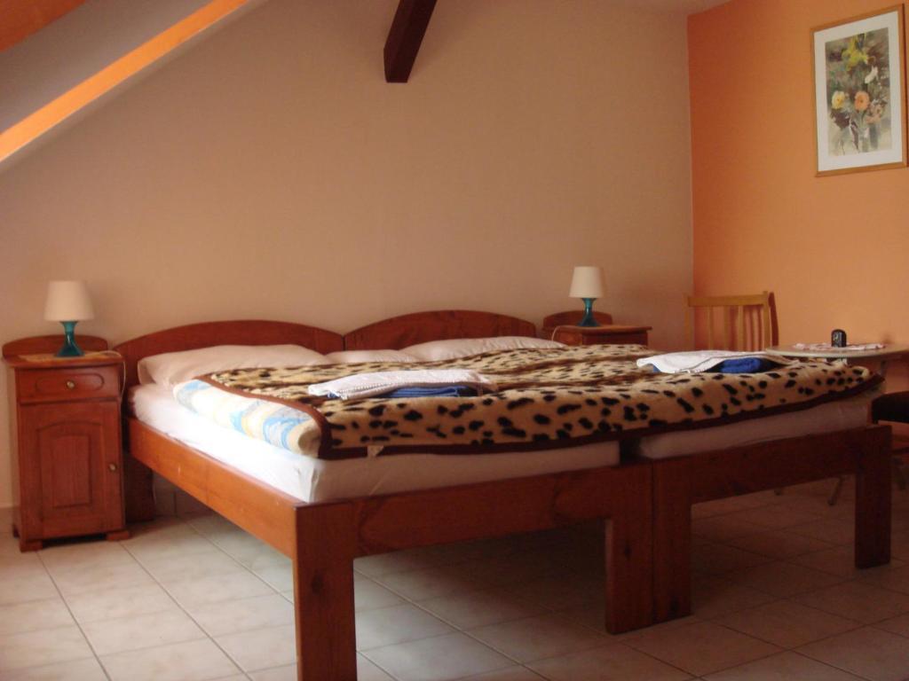 Roza Hotel Es Apartmanhaz Esztergom Ruang foto