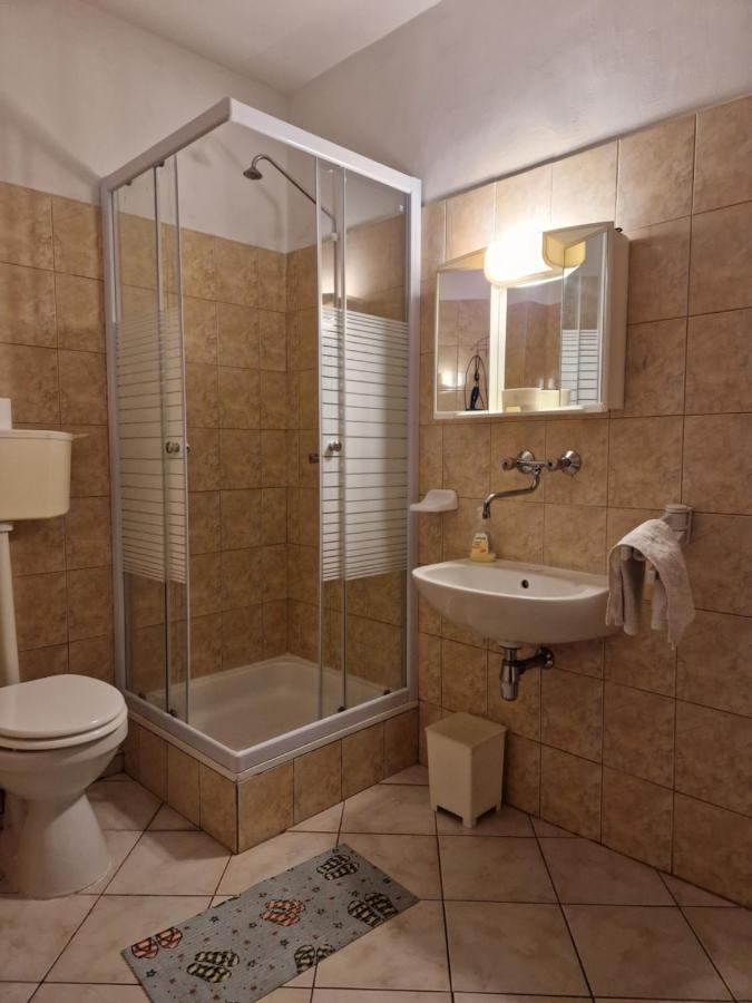 Roza Hotel Es Apartmanhaz Esztergom Bagian luar foto