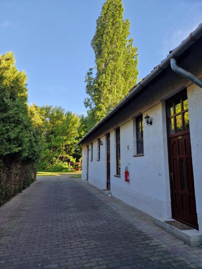 Roza Hotel Es Apartmanhaz Esztergom Bagian luar foto