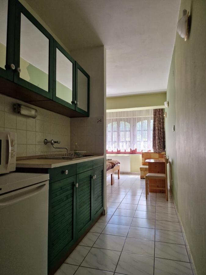 Roza Hotel Es Apartmanhaz Esztergom Bagian luar foto