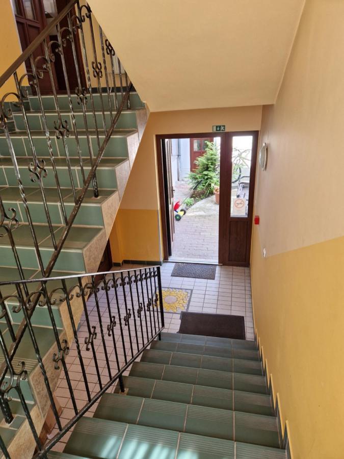 Roza Hotel Es Apartmanhaz Esztergom Bagian luar foto