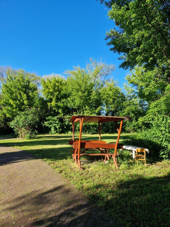 Roza Hotel Es Apartmanhaz Esztergom Bagian luar foto
