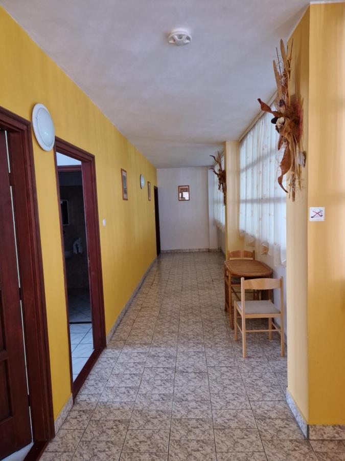 Roza Hotel Es Apartmanhaz Esztergom Bagian luar foto