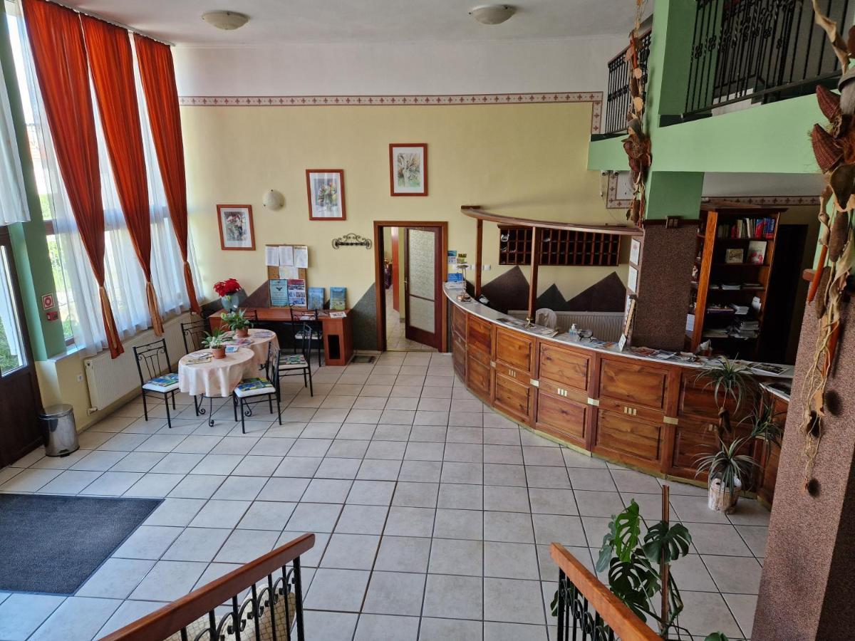 Roza Hotel Es Apartmanhaz Esztergom Bagian luar foto