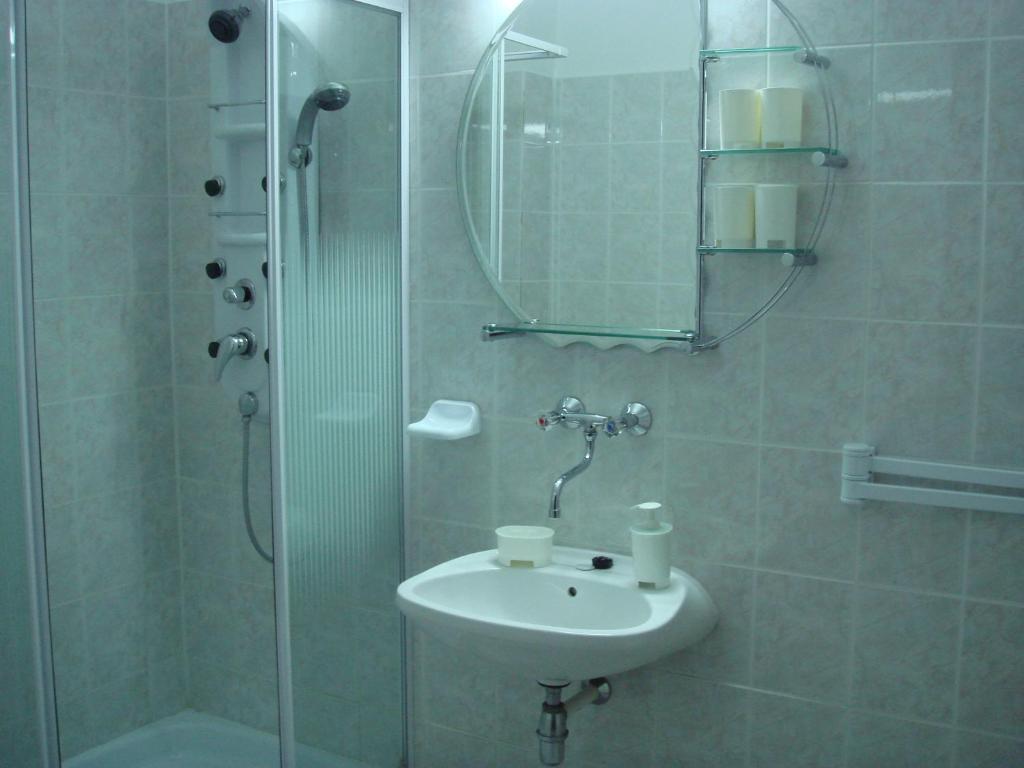 Roza Hotel Es Apartmanhaz Esztergom Ruang foto