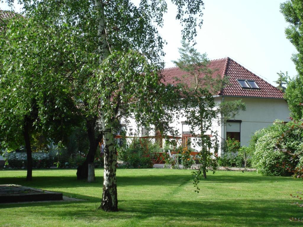 Roza Hotel Es Apartmanhaz Esztergom Bagian luar foto