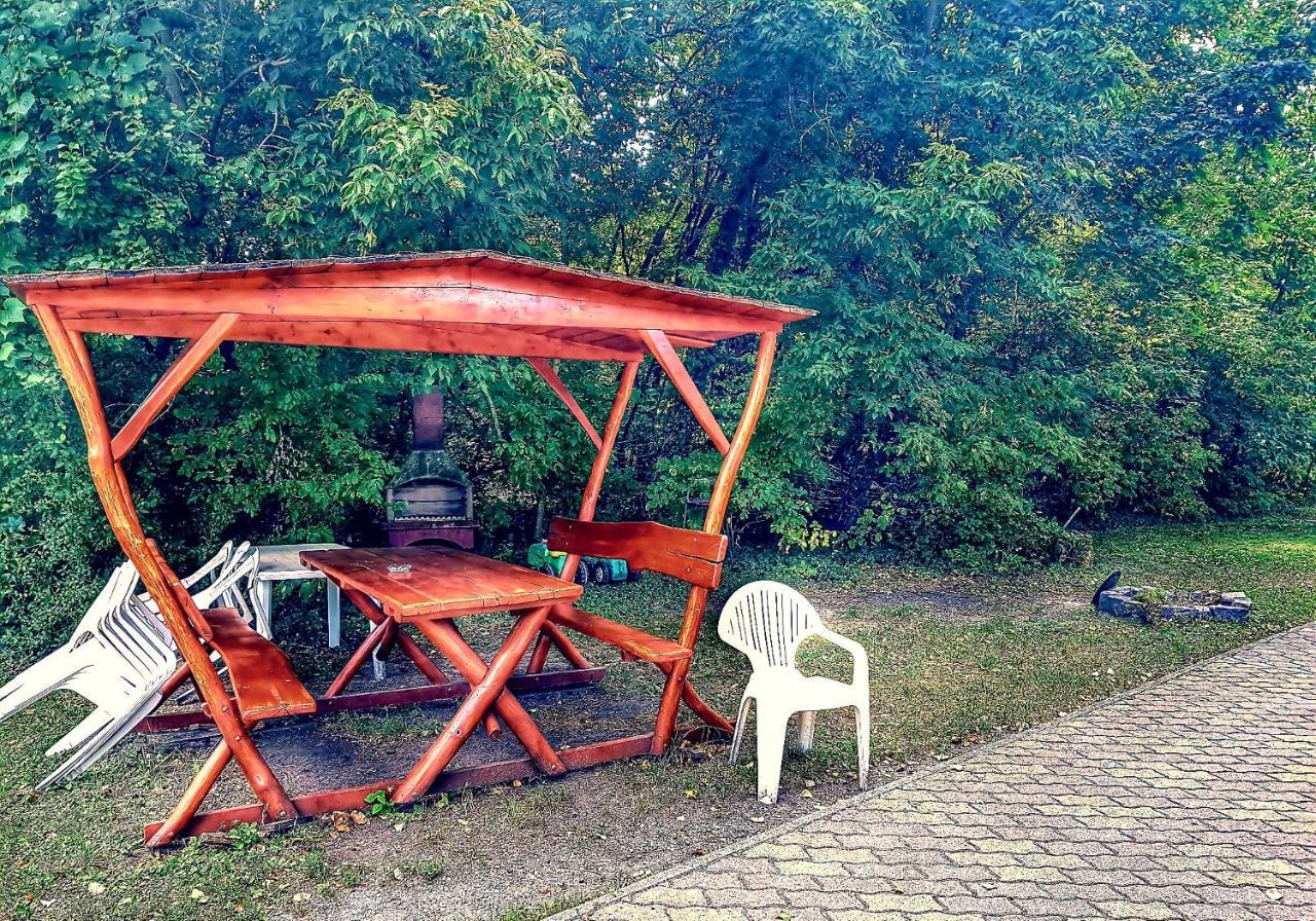 Roza Hotel Es Apartmanhaz Esztergom Bagian luar foto