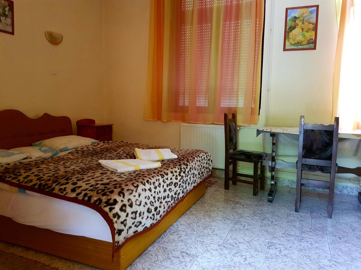 Roza Hotel Es Apartmanhaz Esztergom Bagian luar foto