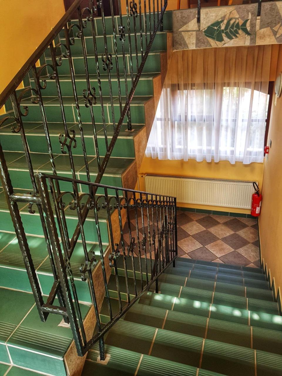 Roza Hotel Es Apartmanhaz Esztergom Bagian luar foto