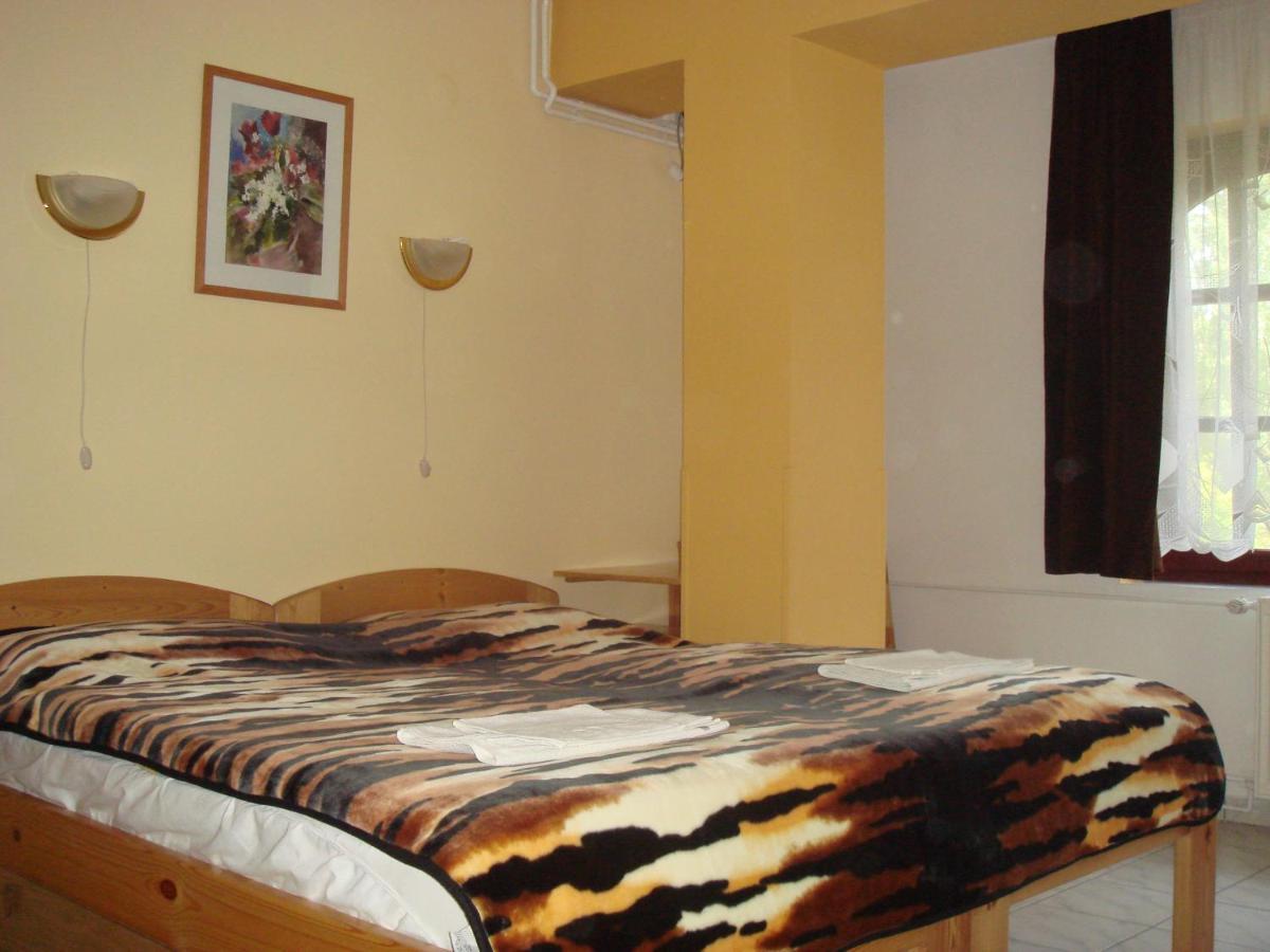 Roza Hotel Es Apartmanhaz Esztergom Ruang foto