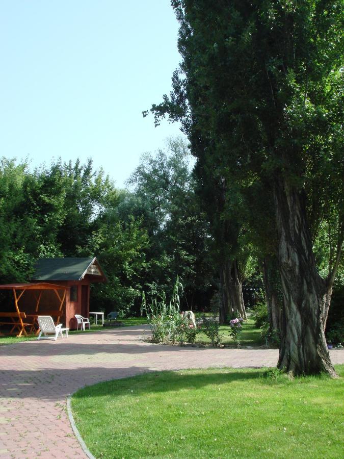 Roza Hotel Es Apartmanhaz Esztergom Bagian luar foto