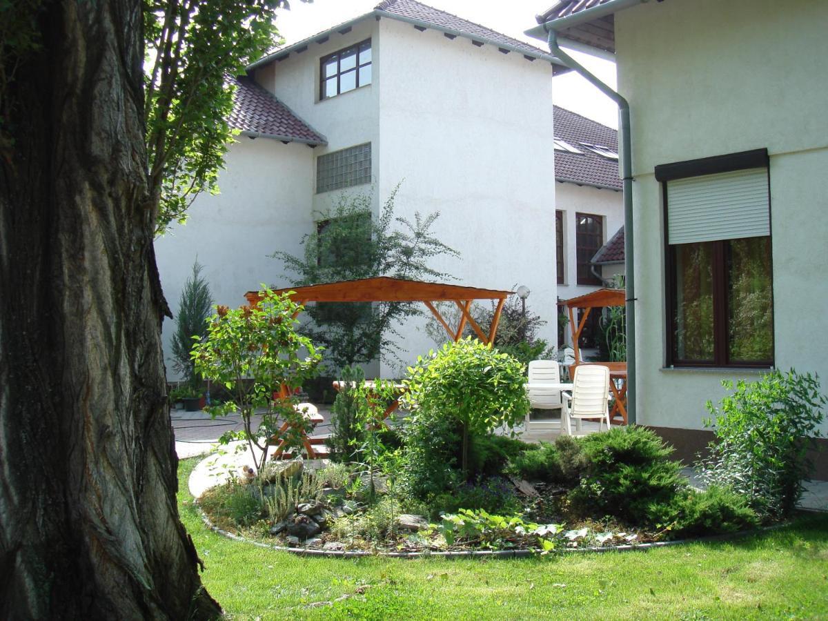 Roza Hotel Es Apartmanhaz Esztergom Bagian luar foto