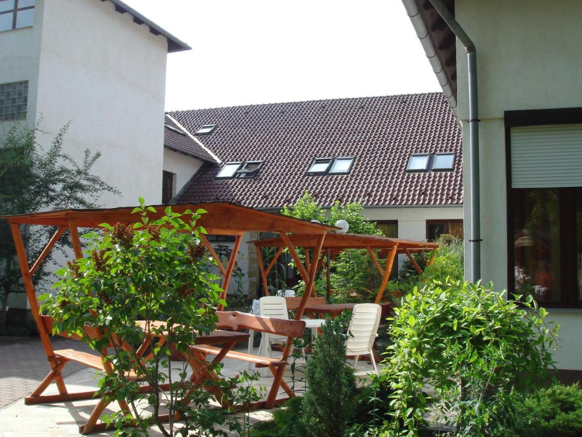 Roza Hotel Es Apartmanhaz Esztergom Bagian luar foto