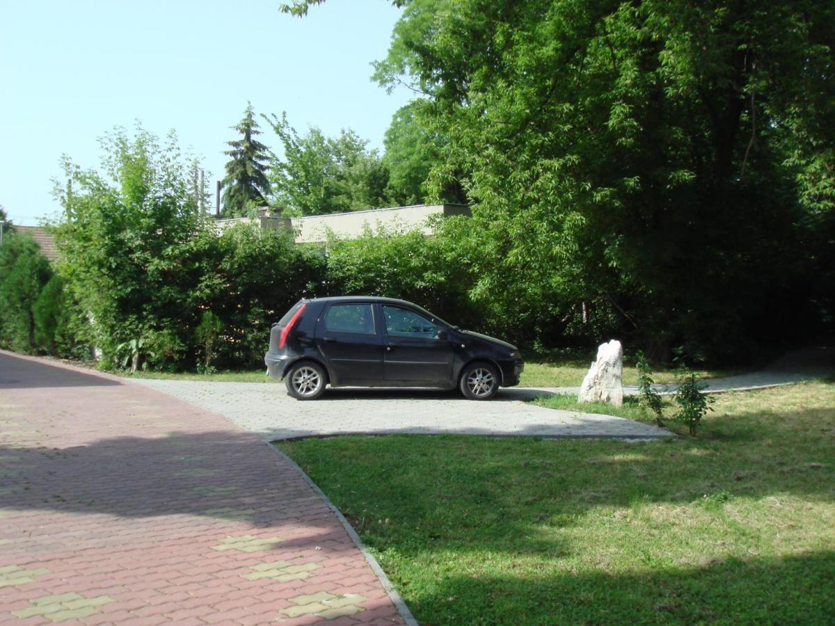 Roza Hotel Es Apartmanhaz Esztergom Bagian luar foto
